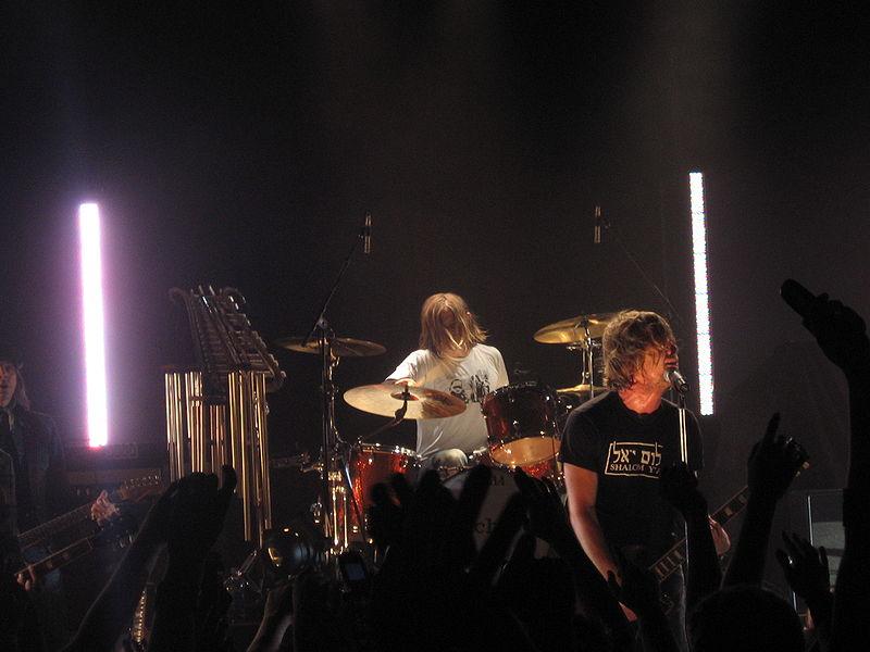 From left to right: Drummer Chad Butler and vocalist Jon Foreman of San Diego rock band Switchfoot. The band is currently on tour in support of their new album “Fading West.” Photo/Wikimedia Commons
