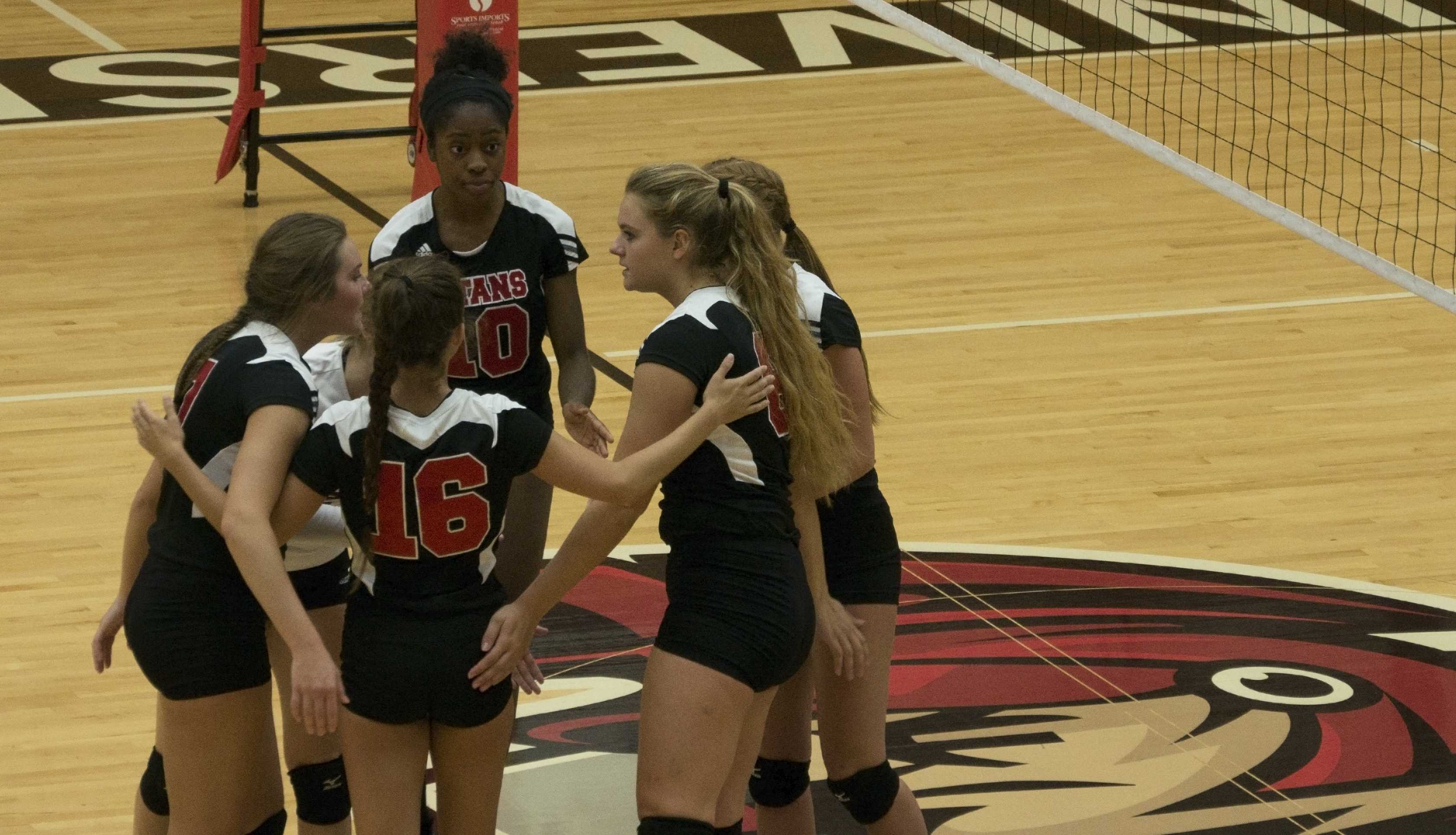 Titans have a quick meet up after a play. PHOTO/Sarah Whitehead