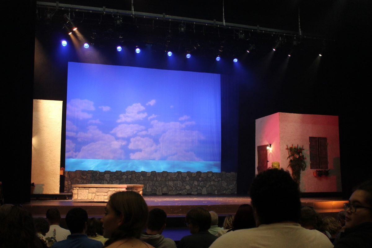 The opening stage set of Mamma Mia! Photo by/ KATELYN FIRESTEIN