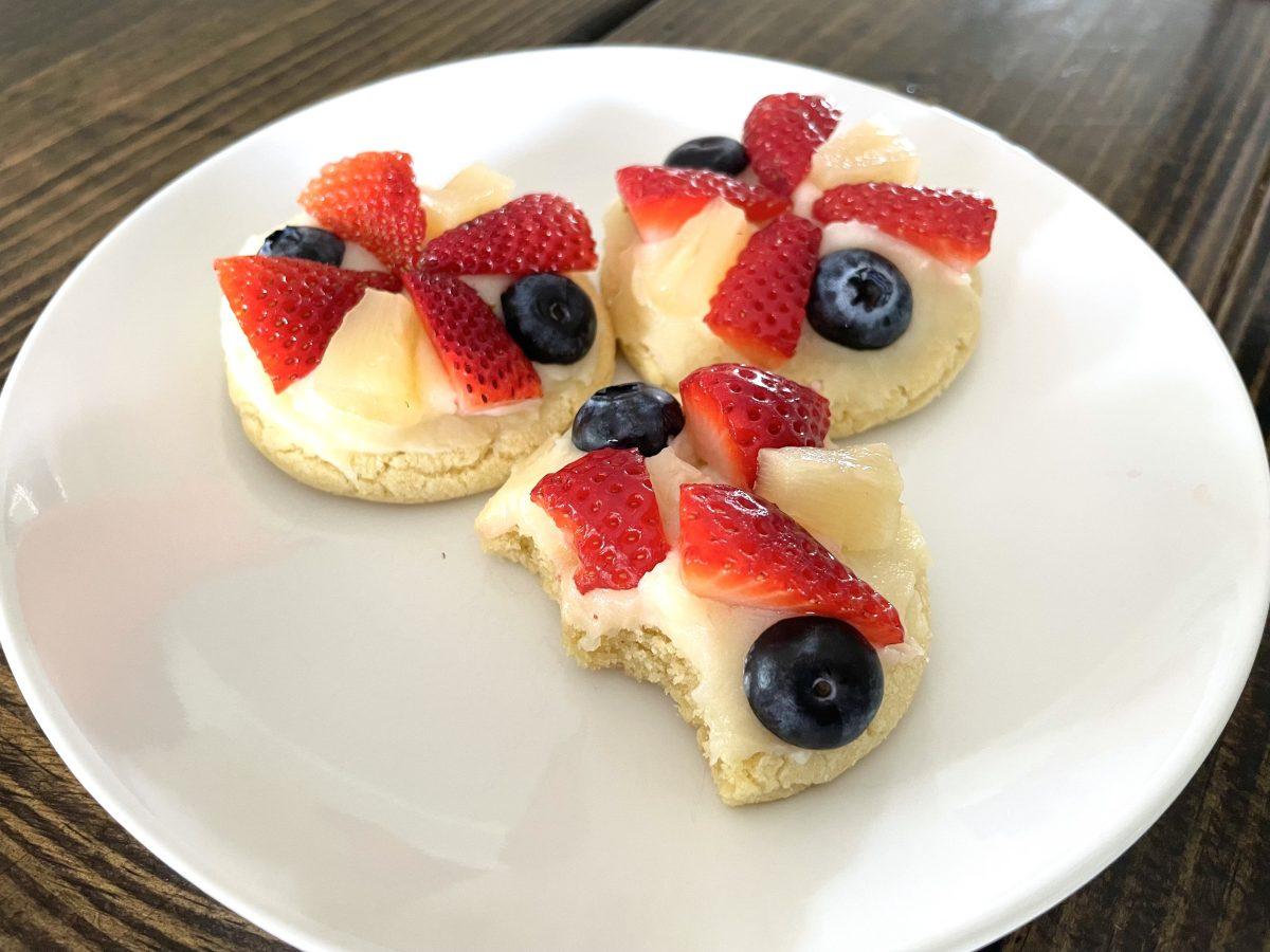 Simple student recipe: Sugar cookie pizzas